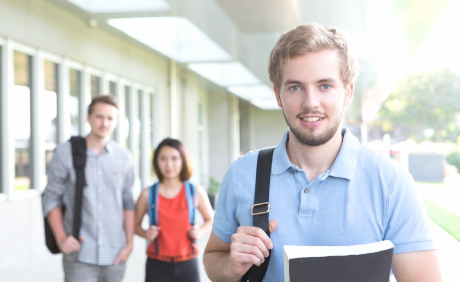 Moderne Lernumgebung mit verschiedenen digitalen Geräten und Finanzunterlagen