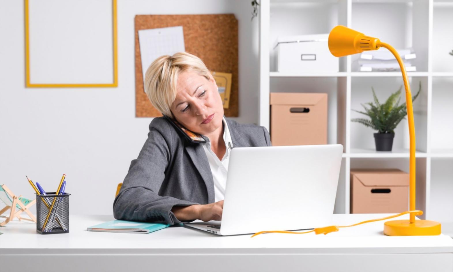 Moderne Geschäftsumgebung mit innovativen Arbeitsplätzen