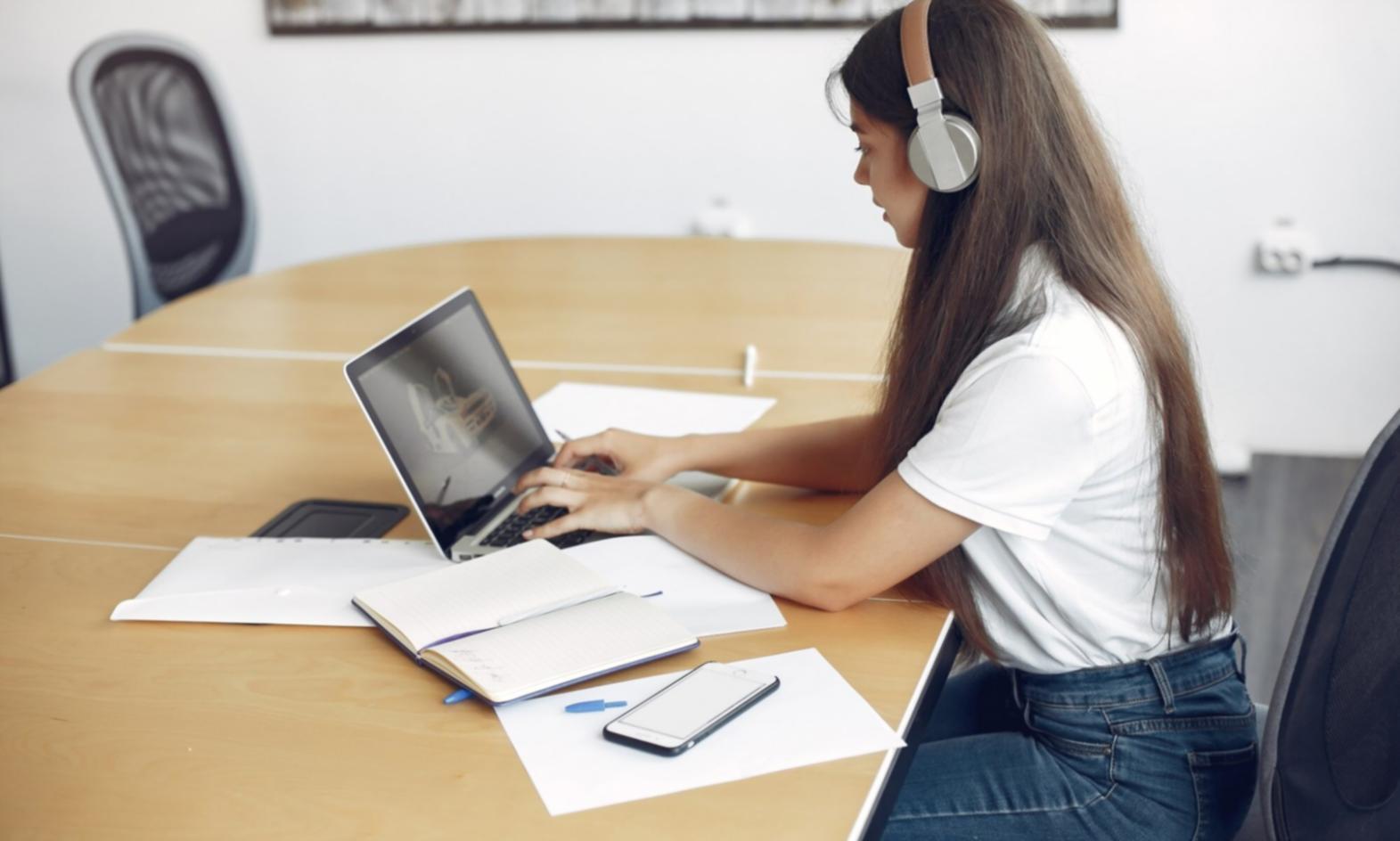 Workshop-Teilnehmer bei praktischen Finanzübungen